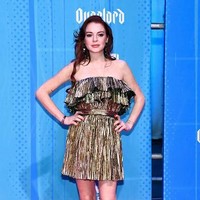 Lama tak terdengar kabarnya di industri hiburan, Lindsay Lohan tampil di MTV EMA yang dilangsungkan, Minggu, (4/11/2018). Sama dengan Dua Lipa, Lindsay juga mengandalkan mini dress keluaran Saint Laurent. Ia pun memilih yang berwarna emas dengan aksen ruffle. Foto: Getty Images
