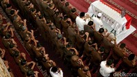 Jenazah disalatkan oleh para pegawai Kejagung bersama dengan pihak keluarga sebelum dimakamkan sebagai penghormatan terakhir.