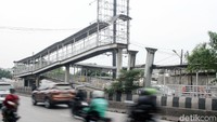 Jembatan Penyeberangan Orang (JPO) Jembatan Gantung di Daan Mogot, Jakarta Barat sudah mulai akan dibangun kembali. Begini penampakannya sekarang.