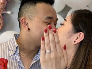 Malu Belum Cat Kuku, Wanita Ini Lakukan Hal Kocak Saat Dilamar Pacar