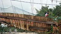 Meskipun berbahaya, warga nampak masih nekat menggunakan jembatan yang rusak itu untuk aktivitas sehari-harinya. Menurutnya, jembatan itu sangat penting untuk menyeberangi sungai dan memangkas waktu tempuh.