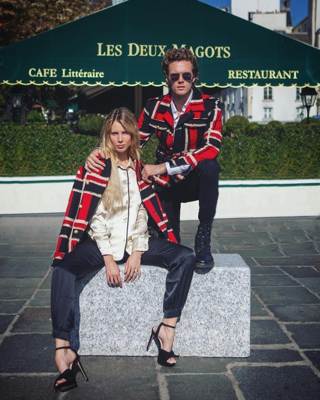 Di sejumlah kesempatan, ia kerap memamerkan fotonya dengan sang suami Barron Hilton. Inilah kekompakan mereka saat menggunakan jaket yang sama. Foto: Instagram (@tessahiltonofficial)