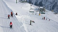 La Thuile Italia menawarkan sensasi main ski di resor yang menampilkan sisi desa kuno dan bangunan modern (Valle dAosta)