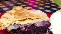 Blueberry juga bisa dijadikan isian pie. Saat dipanggang, bluberry akan lumer menggiurkan. Paling pas dipadukan es krim vanilla. Foto: Instagram @jwsummershack