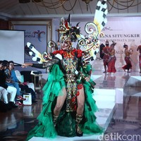 Untuk kostum nasional, karya Dynand Fariz dari Jember Fashion Carnaval menjadi pilihan. Bertajuk The Sacred Hudoq, kostum berbentuk burung Enggang ini terinspirasi dari tarian topeng Hudoq khas Dayak. (Foto: Grandyos Zafna/detikfoto)