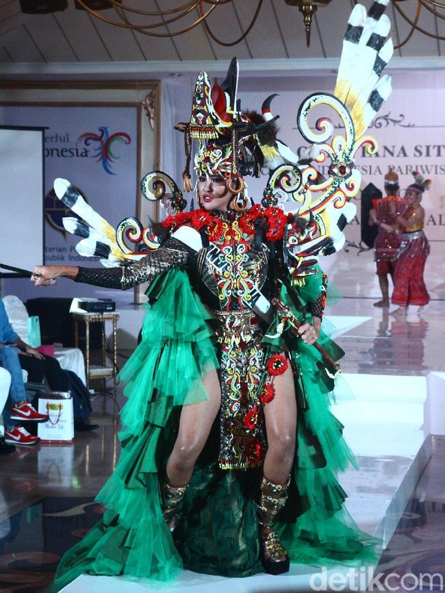 Untuk kostum nasional, karya Dynand Fariz dari Jember Fashion Carnaval menjadi pilihan. Bertajuk The Sacred Hudoq, kostum berbentuk burung Enggang ini terinspirasi dari tarian topeng Hudoq khas Dayak. (Foto: Grandyos Zafna/detikfoto)