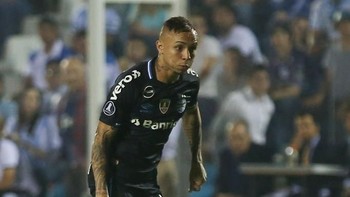 Everton, Gremio. Pemain 22 tahun ini beroperasi sebagai gelandang serang yang pada prosesnya juga dapat diplot sebagai penyerang. Segera rekrut dirinya karena harga Everton bisa tembus 50 juta pound sterling di musim ketiga. (Foto: Agustin Marcarian/Getty Images)