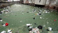 Lokasi Kali Duri Cideng yang terletak di jalan Tanjung Selor, Jakarta, ini sebelumnya sempat disulap menjadi bersih dan enak dipandang mata. Kini kembali dipenuhi sampah lagi.