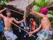 Belajar dari Bali, Mataram Hadirkan Peresean Berlatar Sunset di Loang Baloq
