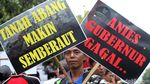 Massa Demo Anies di Depan Balai Kota DKI Jakarta