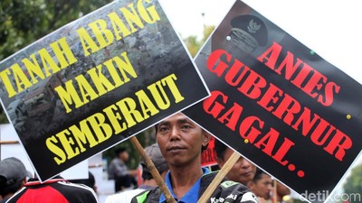 Massa Demo Anies di Depan Balai Kota DKI Jakarta