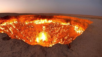 Turkemenistan menyimpan kawah misterius yang menyemburkan api. Para peneliti masih kebingunan bagaimana fenomena itu bisa terjadi. Foto: Wikimedia.org