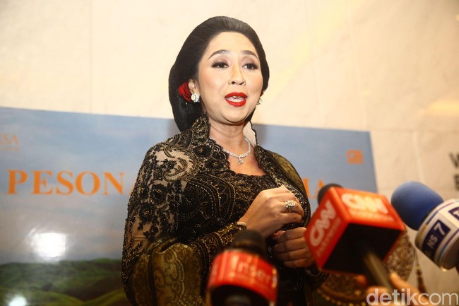 Anita Tanjung memilih kebaya modern berhias payet elegan. Kebaya berwarna hitam itu memiliki potongan kebaya Jawa yang dipercantik dengan selendang. Foto: Grandyos Zafna/DetikPhoto