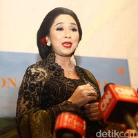 Anita Tanjung memilih kebaya modern berhias payet elegan. Kebaya berwarna hitam itu memiliki potongan kebaya Jawa yang dipercantik dengan selendang. Foto: Grandyos Zafna/DetikPhoto