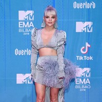 Penyanyi asal Polandia, Margaret, sepertinya ingin mencoba tampil futuristik dengan gaya monokrom serba silver abu-abu, termasuk rambutnya yang dicat pirang. Tapi aksen ruffle, fringe dan train dalam satu kesatuan busana membuat penampilannya terlalu ramai. Foto: Getty Images