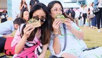 Ia kerap jalan sambil jajan bareng temannya. Salah satunya saat melahap sajian yang mirip seperti sandwich di Night Noodle Market, Melbourne ini. Foto: Instagram athenathalia