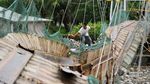 Ngeri! Warga Nekat Melintasi Jembatan Rusak di Padang