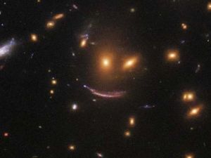 Teleskop Hubble Temukan Wajah Tersenyum di Antara Bintang-bintang