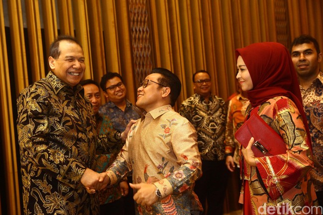 Istri Maruf Amin, Wury Estu Handayani memilih dress cantik bernuansa merah putih. Ia memakai hijab segi empat payet dengan aksen payet cantik. Foto: Grandyos Zafna