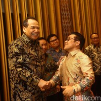 Istri Maruf Amin, Wury Estu Handayani memilih dress cantik bernuansa merah putih. Ia memakai hijab segi empat payet dengan aksen payet cantik. Foto: Grandyos Zafna