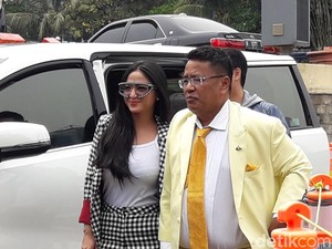 Didampingi Hotman Paris, Dewi Perssik Polisikan Keponakannya