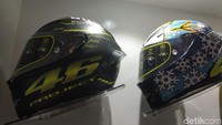 Beralih ke booth AGV, helm yang lekat dengan pebalap Valentino Rossi ini turut meramaikan pasar helm impor di Indonesia. Salah satu series andalan mereka yang dipajang adalah Pista GP. Paling mahal ini ada dua helm seri Pista GP, sudah full Carbon composite, busanya juga lebih padat ada tulisan VR 46nya dibanderol Rp 14.740.000, ungkap salah satu petugas penjualan Niko.Foto: Ridwan Arifin/detikOto