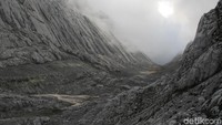 Pendakian ke Puncak Carstensz setinggi 4.884 mdpl sekaligus titik tertinggi di Indonesia ini bisa dimulai dari Basecamp Danau-danau atau Yellow Valley (Afif Farhan/detikTravel)