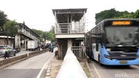 Meskipun JPO itu telah tertutup untuk umum, para pengguna bus Transjakarta tetap masih dapat menggunakan shelter dengan melewati pintu samping halte Jembatan Gantung.