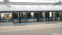 Untuk masuk ke kereta, penumpang akan melewati pintu kaca yang terbuka secara otomatis.
