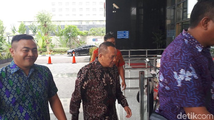 Penuhi Panggilan KPK, Eks Sekretaris MA Bungkam