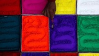 Bubuk vermilion beragam warna dijual menjelang perayaan Diwali yang dirayakan oleh umat Hindu di seluruh dunia. Navesh Chitrakar/Reuters.