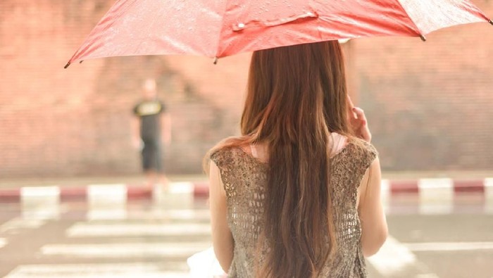 Berbagai perasaan tak terduga bermunculan saat turun hujan. (Foto: iStock) Berbagai perasaan tak terduga bermunculan saat turun hujan. (Foto: iStock)