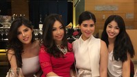 Saudara kandung Steve Emmanuel ini sedang makan bareng temannya, termasuk Dita Soedarjo. Kerenina tersenyum bahagia merayakan ulang tahun temannya. Foto: Instagram kerenina_sunny