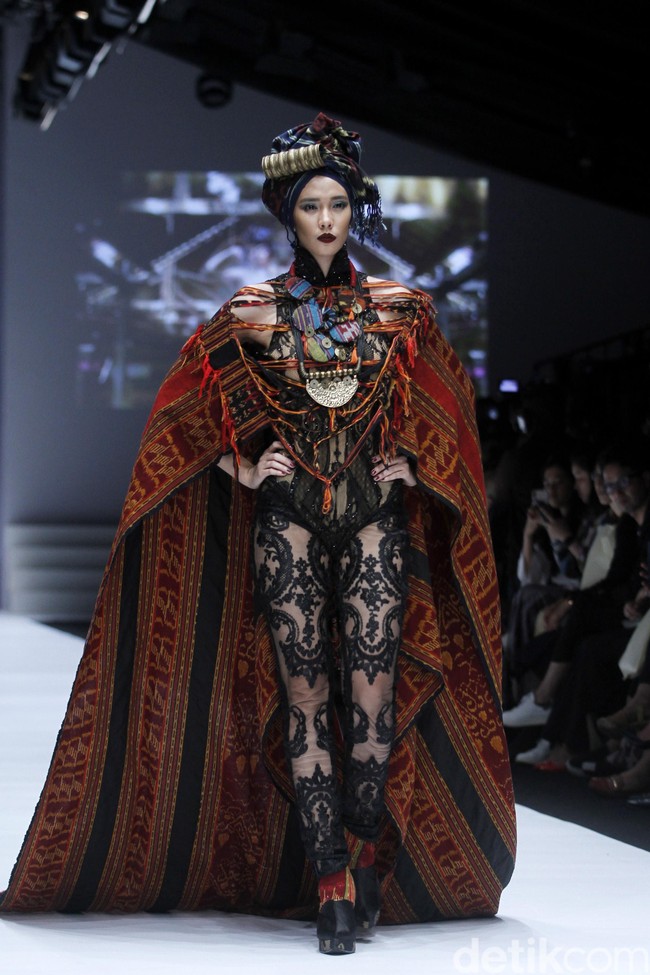 Anne Avantie merilis koleksi busana tenun dalam fashion show bertajuk Badai Pasti Berlalu, di Jakarta Fashion Week 2019, Senayan City, Jakarta, Selasa [23/10/2018]. Foto: Mohamamd Abduh/Wolipop