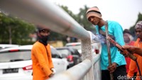 Proses pengelasan dilakukan oleh para pekerja.