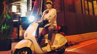 Gayanya saat naik motor di Seoul, Korea Selatan. (jongsuk0206/Instagram)