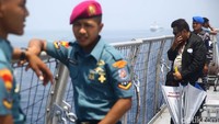 Salah seorang keluarga korban nampak tak kuasa menahan air mata usai menabur bunga di lokasi jatuhnya pesawat Lion Air dengan nomor penerbangan JT 610 rute Jakarta-Pangkal Pinang tersebut.
