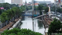 Pembangunan turap ini ditargetkan selesai pada Desember 2018.
