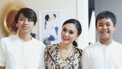 Potret Dekatnya Yuni Shara dengan Dua Jagoannya