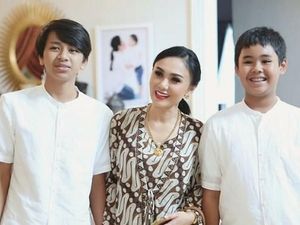 Potret Dekatnya Yuni Shara dengan Dua Jagoannya