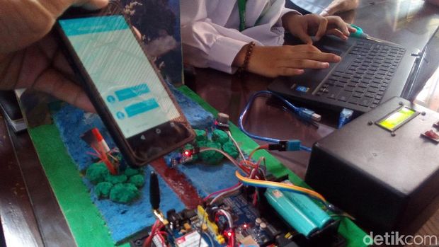 Bikin Detektor Erupsi, 2 Siswi Ini Juara Nasional Ajang Kreasi