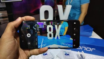 Smartphone ini juga mengusung kamera ganda resolusi 20 MP dan 2 MP. Terdapat kecerdasan buatan yang mampu mengenali lebih dari 500 skenario dalam 22 kategori. Sedangkan kamera depan Honor 8X punya kualitas 16 MP yang turut mendukung fungsi AI untuk mode backlight. Foto: Muhamad Imron Rosyadi/detikINET