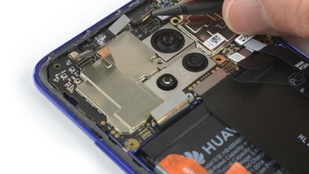 Ini adalah penampakan tiga kamera belakang Mate 20 Pro yang dibanggakan Huawei. Terlihat di sini ketiga kamera itu cukup memakan tempat di motherboard ponsel. Foto: Istimewa/iFixit