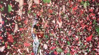 Pertunjukan tersebut tampak berlangsung seru dan menyenangkan. Hujan confetti menghiasi konser tersebut. Foto: dok. Twitter Gerardo Gaza Diaz