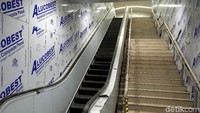 Stasiun MRT dilengkapi dengan tangga dan eskalator.