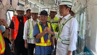 Jokowi bersama masinis dari Jepang. Foto: Iin Yumiyanti/detikcom