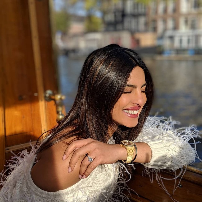 Cuaca dingin tak menghalangi niatan Priyanka Chopra untuk tampil stylish. Ia terlihat melengkapi penampilannya dengan kacamata hitam, beberapa perhiasan dan jam tangan emas. Foto: Instagram/@priyankachopra