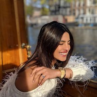 Cuaca dingin tak menghalangi niatan Priyanka Chopra untuk tampil stylish. Ia terlihat melengkapi penampilannya dengan kacamata hitam, beberapa perhiasan dan jam tangan emas. Foto: Instagram/@priyankachopra