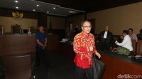 Sementara itu, Made Oka Masagung menerima uang tersebut dari Johanes Marliem dan eks Bos PT Quadra Solution, Anang Sugiana dengan menyamarkan perjanjian penjualan saham sebanyak 100.000 (Seratus Ribu) lembar milik Delta Energy Pte.Ltd.