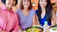 Pulang ibadah di gereja, Kerenina ajak ibunya melahap makanan sehat di sebuah restoran di Jakarta. Kira-kira apa ya menu pilihan Kerenina? Foto: Instagram kerenina_sunny